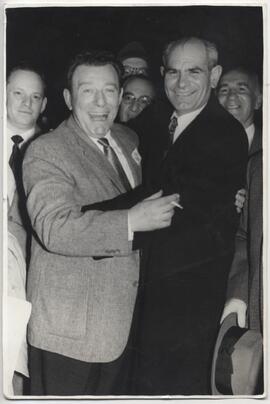 Tito Gomberof junto a hombre sin identificar en Congreso Sionista Mundial