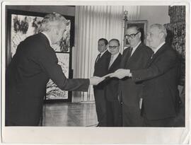 Samuel recibiendo documento en ceremonia