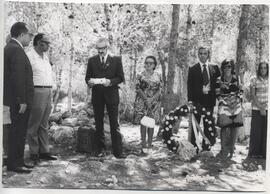 Samuel Gleiser dando discurso en bosque
