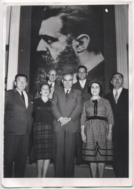 Retrato grupal frente a lienzo de Theodor Herzl