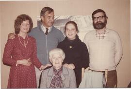 Semy Woscoboinik Basis con sus 4 hijos