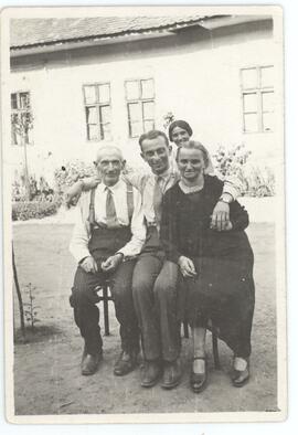 Pepe con sus padres y hermana