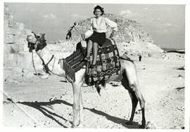 Retrato de mujer sobre camello