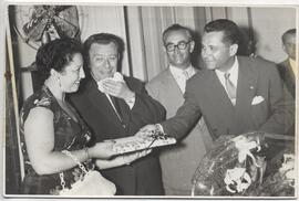 Retrato de Frida Gomberoff entregando un regalo a Miguel Maldavsky
